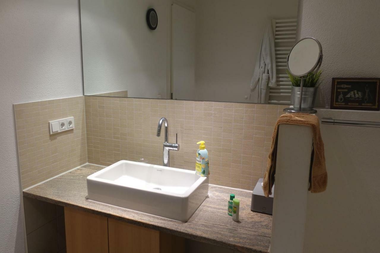 Grosszuegiges Zimmer Mit Badezimmer In Rheinwohnung Colonia Esterno foto