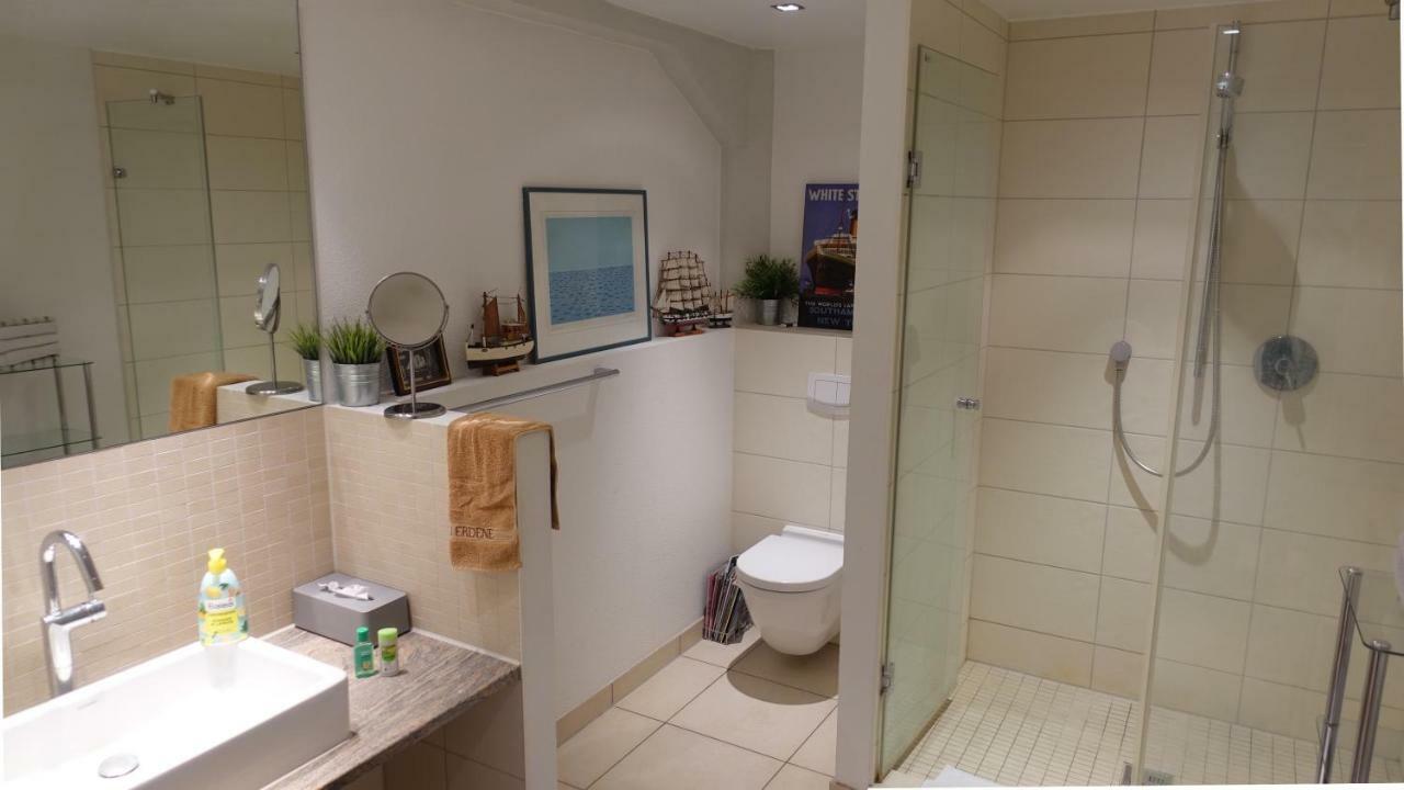 Grosszuegiges Zimmer Mit Badezimmer In Rheinwohnung Colonia Esterno foto