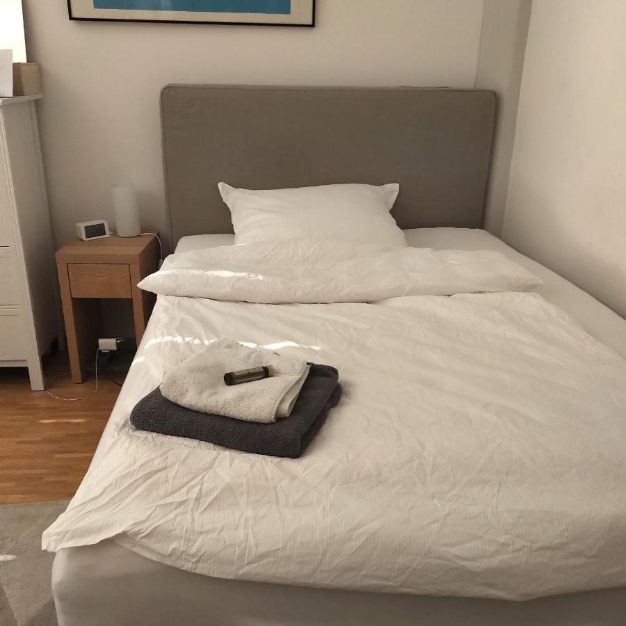 Grosszuegiges Zimmer Mit Badezimmer In Rheinwohnung Colonia Esterno foto